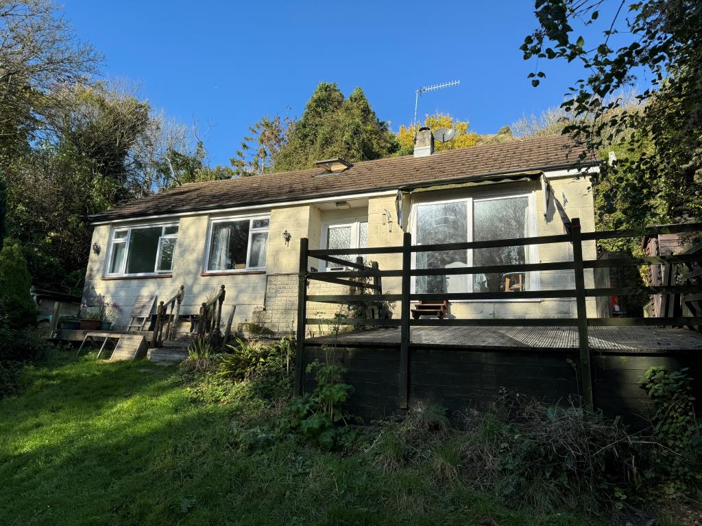 Lot: 99 - DETACHED CHALET STYLE HOME WITH SIGNIFICANT STRUCTURAL DAMAGE - Chalet style bungalow with wooden decking